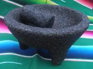 Molcajete o mortero, y un molino de café solo para hierbas